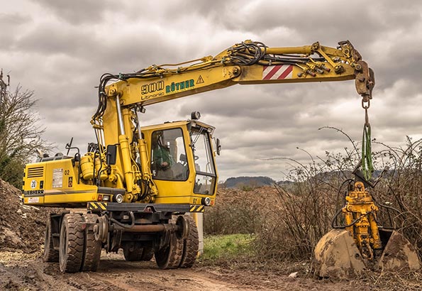 挖土机操作技巧：安全高效作业的关键